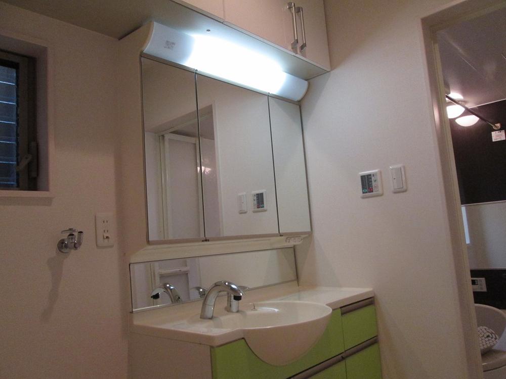 Wash basin, toilet. Indoor (January 2014) Shooting
