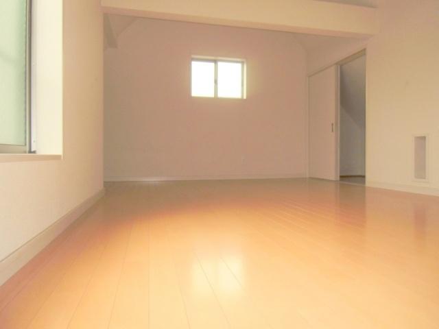 Non-living room. 3 is a floor of a 6 Pledge Western-style is bright