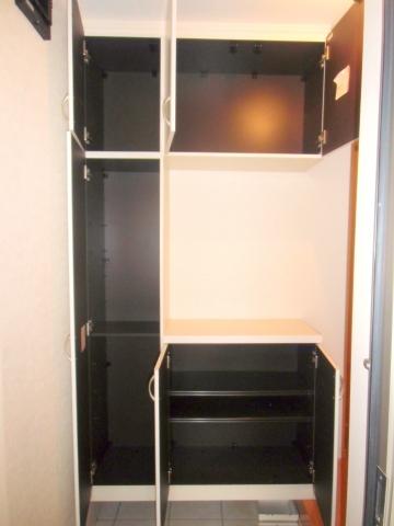 Entrance. It can be stored a lot