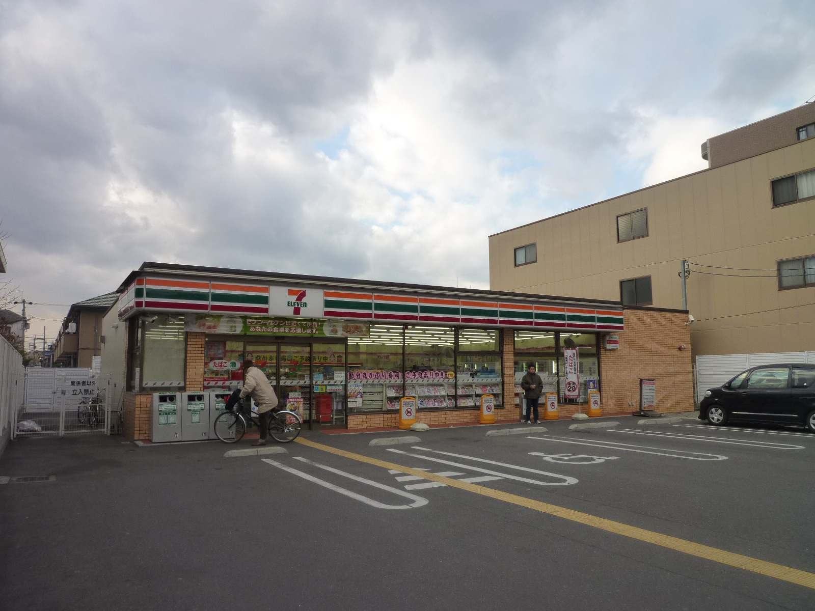 Convenience store. Seven-Eleven Yao Shonai-cho store (convenience store) to 343m