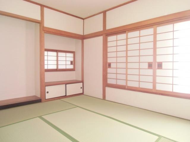 Non-living room. It is calm Japanese-style room