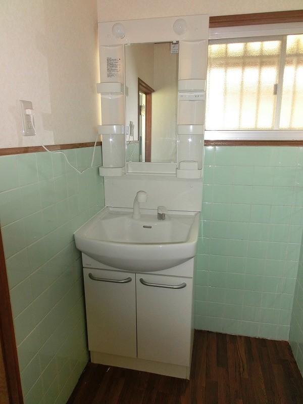 Wash basin, toilet. Indoor shooting