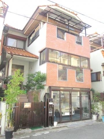 Local appearance photo. Storage is abundant 3-storey house