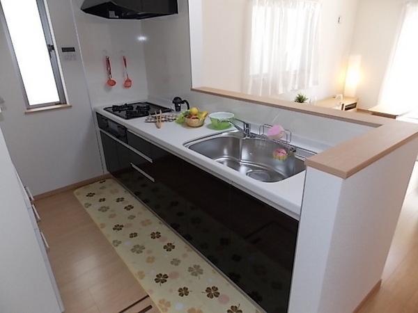 Same specifications photo (kitchen). Face-to-face kitchen where you can enjoy a conversation while cooking