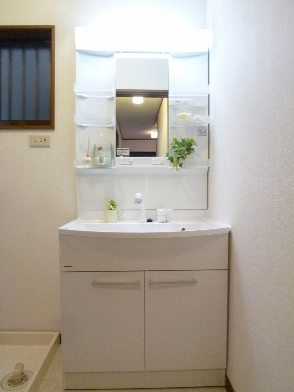 Wash basin, toilet. Wash basin had made