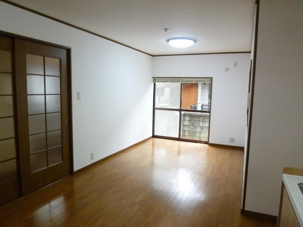 Living. Each room 6 quires more