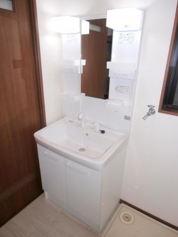 Wash basin, toilet. Shampoo is Dresser