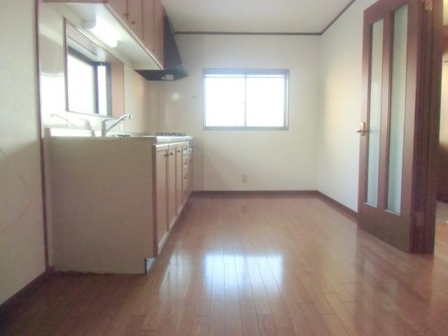 Living. Bright kitchen
