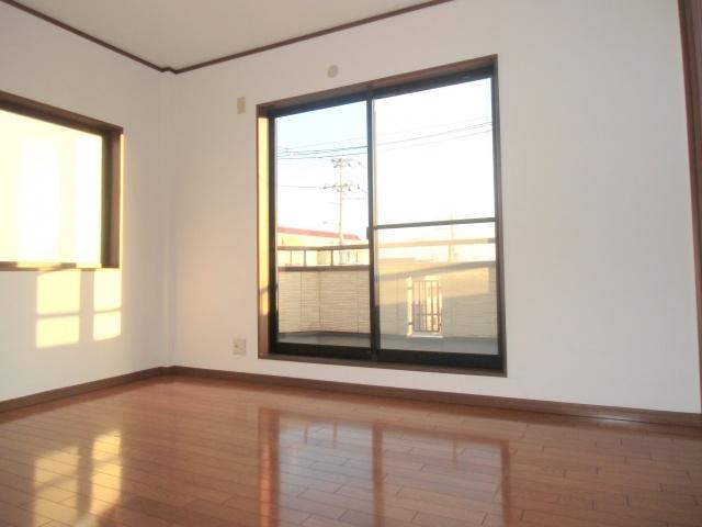 Non-living room. There are all rooms quires 6