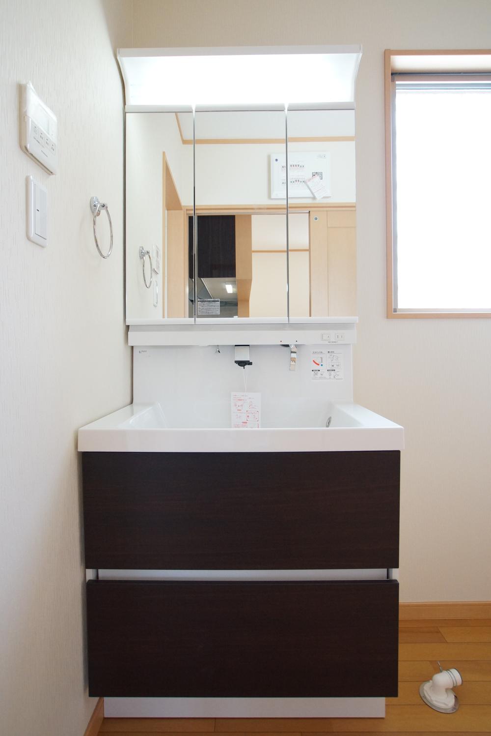 Wash basin, toilet. Wash basin with plenty of Maeru storage capacity. (standard equipment)