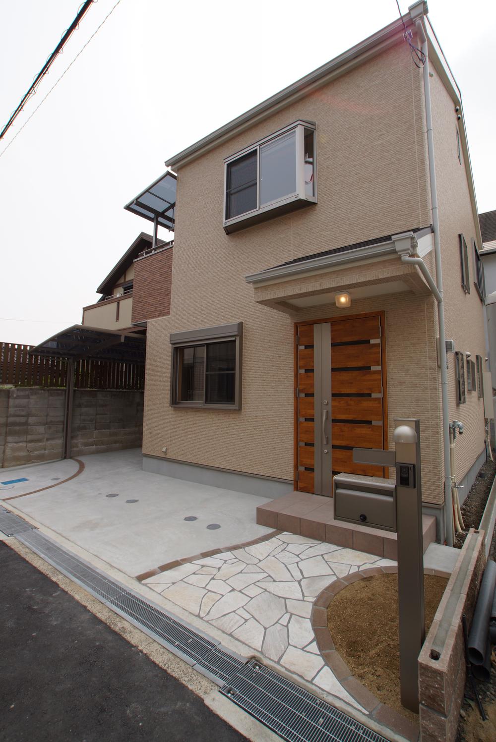 Same specifications photos (appearance). Entrance approach of single-family unique is the "home of the face". Parking, of course, You can also expand or the children of the pool.