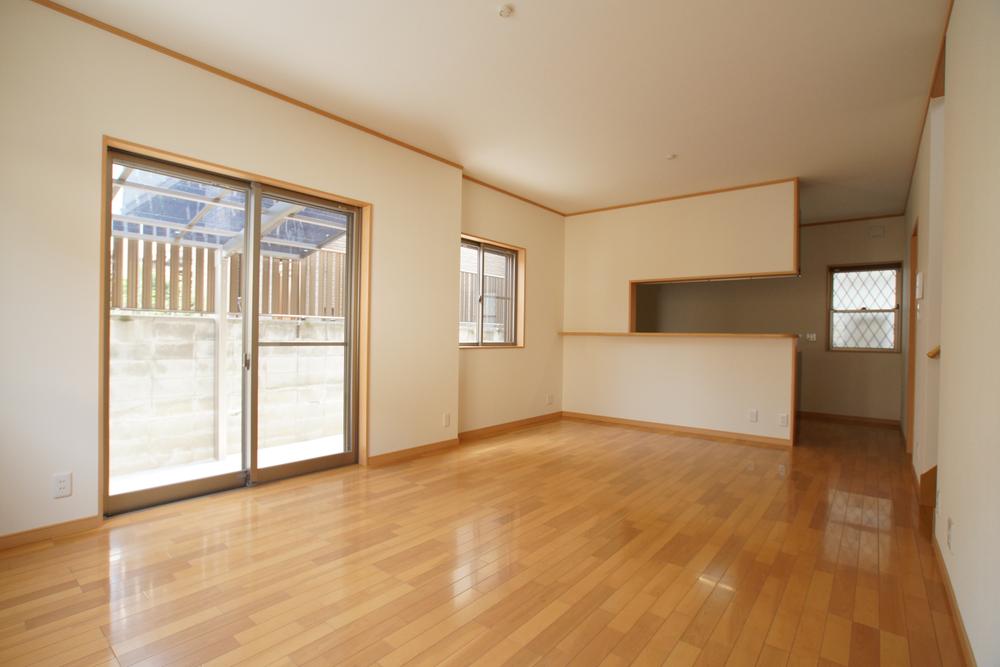 Same specifications photos (living). Spacious living. While out of the sense of unity with the kitchen, We are conscious of the air flow so that the smell of cooking does not come leak in the living room.