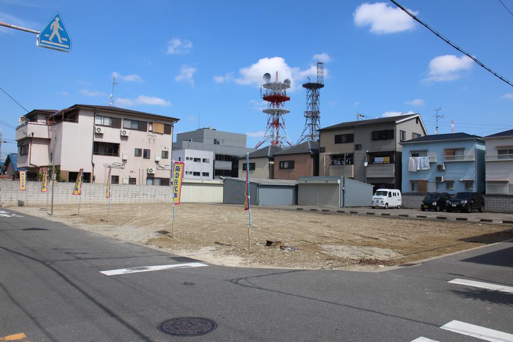 Local appearance photo. Since the front road 6m, It is also safe in weaker parking.