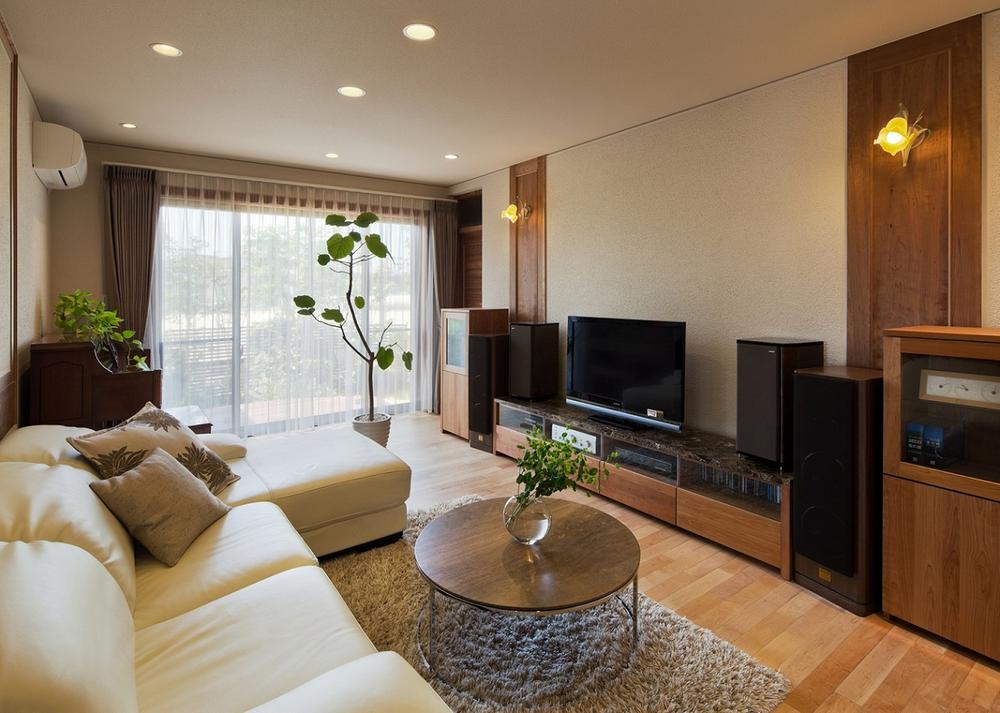 Living. Living room of the family hearthstone (reference image)