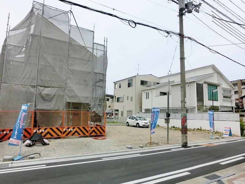 Local photos, including front road. Free plan of the mansion is under construction