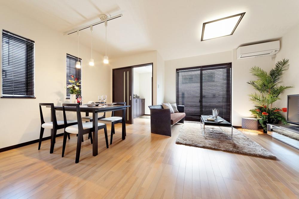 Living. LDK facing south. For us to keep a long time the external insulation of the house, "Kurumu" So the room temperature became once comfortable. Cool summer, Do not start winter warm comfortable life.