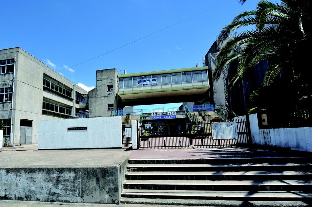 Junior high school. Municipal Kaminoshima until junior high school 423m