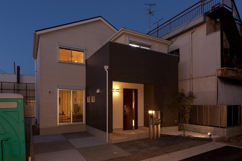 Local appearance photo. Model house tours being held