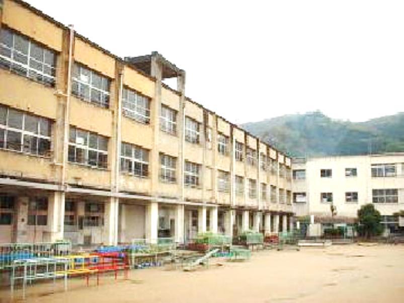 Primary school. 190m until Yao Minami Takayasu's elementary school