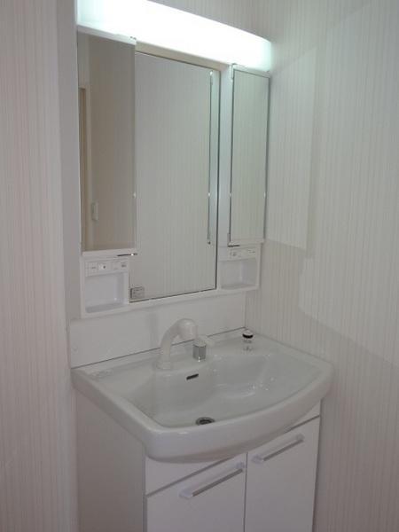 Wash basin, toilet. Directing the room is fine basin space