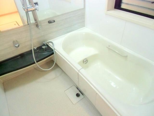 Bathroom. Tub and spacious