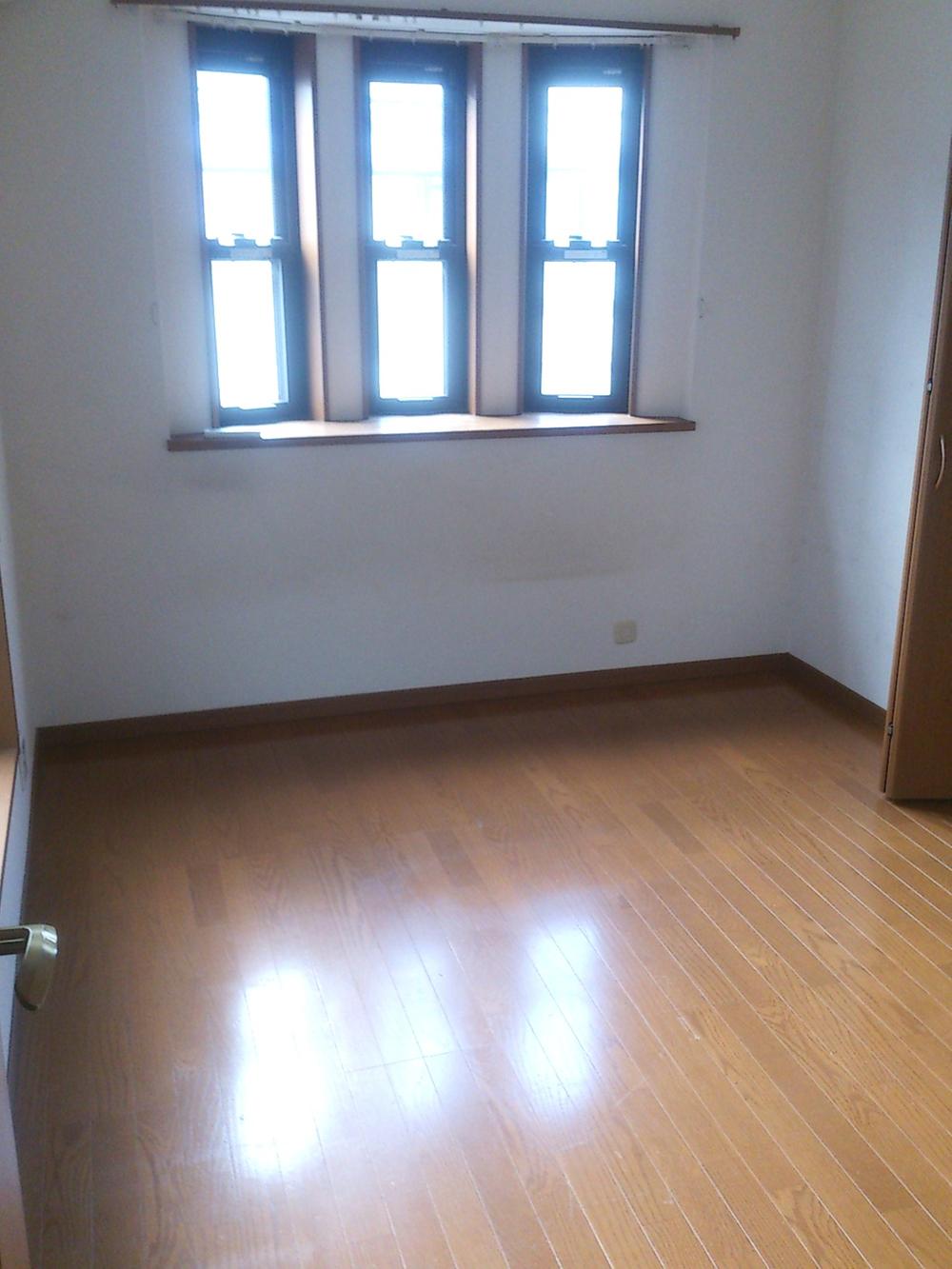 Non-living room. ☆ There chambers 6 quires more