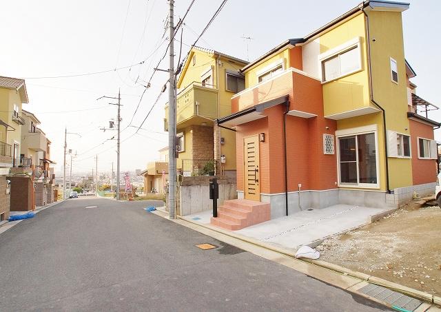 Model house photo. Model house "No. 2 place" Out effortlessly in your car. Street cleaner. Front road 6.7m public roads