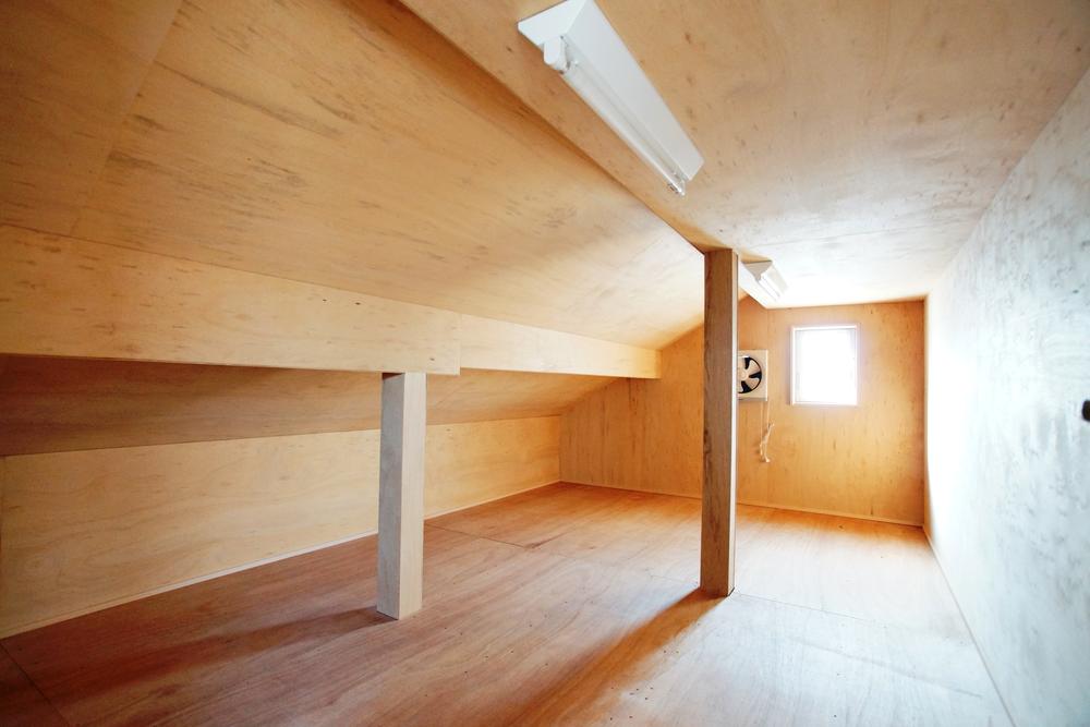 Non-living room. The model house attic storage storage of your family albums and goods.