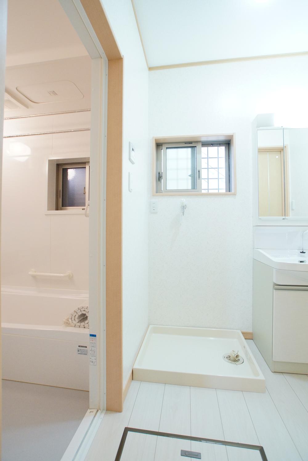 Wash basin, toilet. Indoor (11 May 2013) Shooting