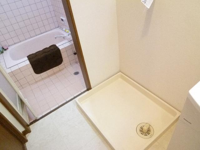 Wash basin, toilet. Interior