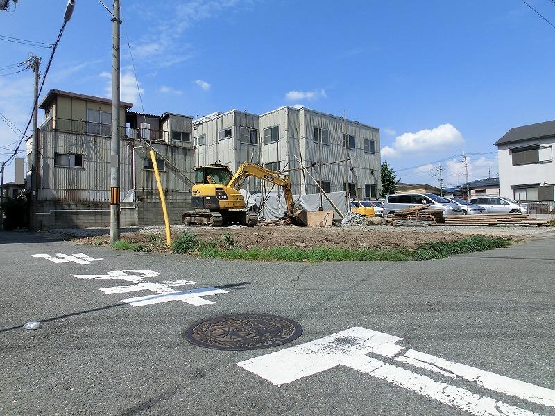 Local photos, including front road. Local appearance photo