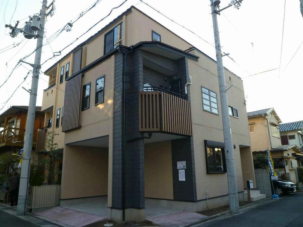 Local appearance photo. Presence of corner lot unique