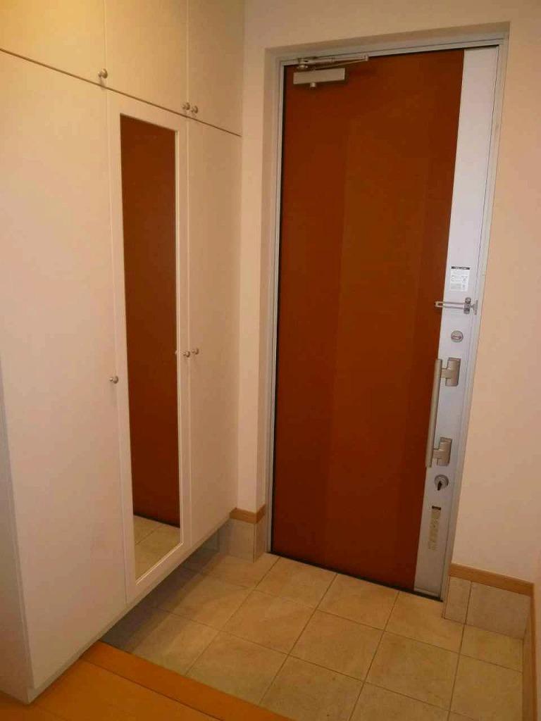 Entrance. Storage capacity of fashionable women also rest assured that the one side is a shoe box