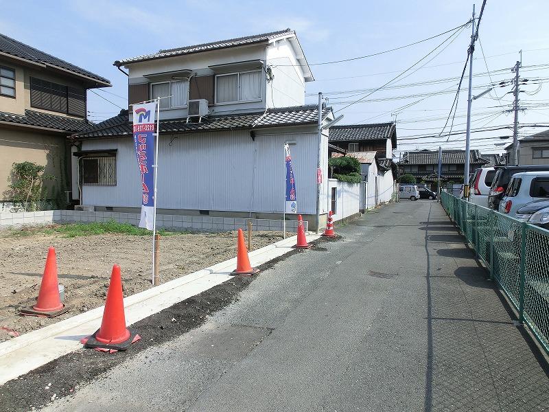 Local photos, including front road. Local appearance photo