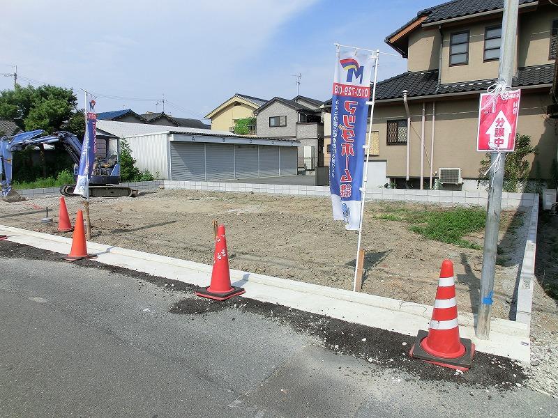 Local photos, including front road. Local appearance photo