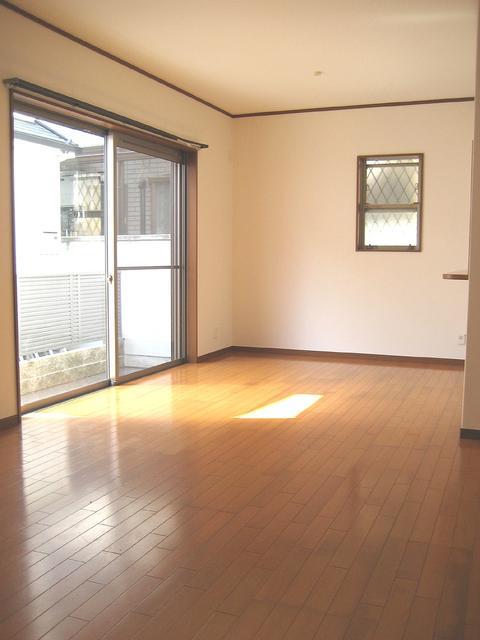 Living. ◇ 17 Pledge of spacious living!