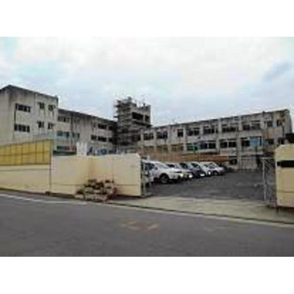 Junior high school. 976m east junior high school until Yao Tatsuhigashi junior high school