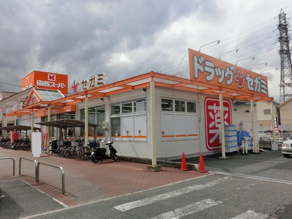 Drug store. Drag Segami Asahigaoka to the store 411m