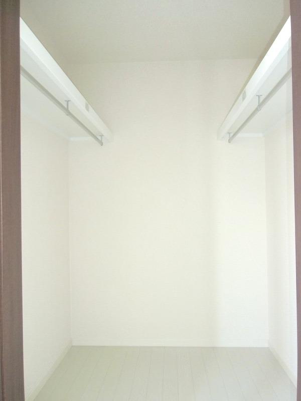 Receipt. Very popular with women Walk-in closet of storage capacity preeminent