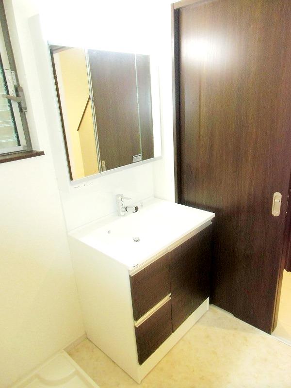 Wash basin, toilet. Wash basin with three-sided mirror of Panasonic Electric Works