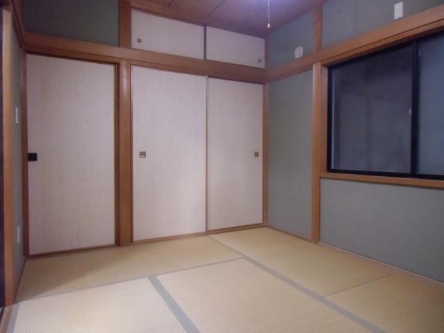 Non-living room. Is a Japanese-style room with storage