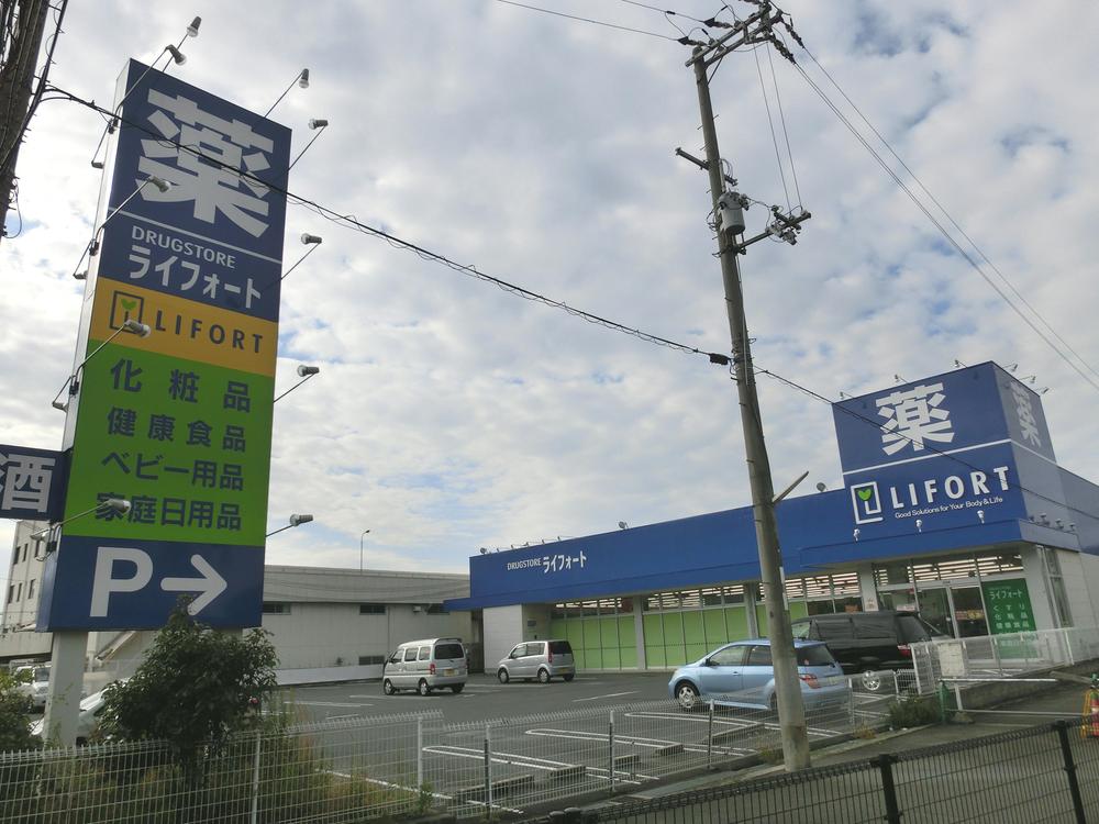 Drug store. Raifoto 1069m until Yao Mizukoshi shop