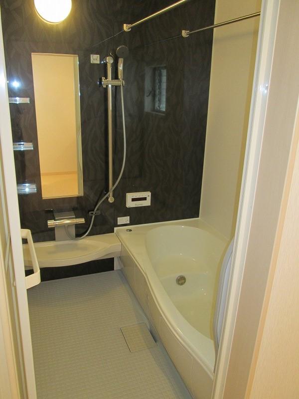Bathroom. Local (July 2013) Shooting