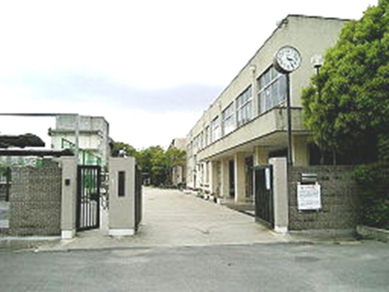Junior high school. 320m until Yao Municipal Taisho junior high school