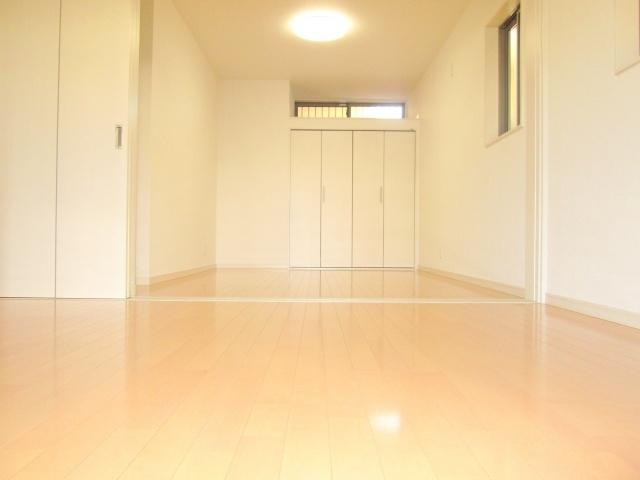 Non-living room. Will be Western-style about 12 quires opened the sliding door