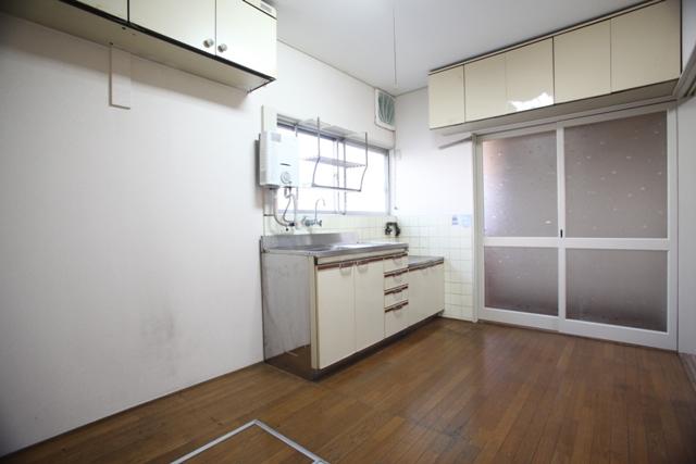 Kitchen. Local (11 May 2013) Shooting