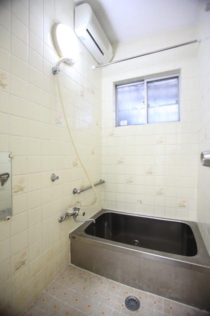 Bathroom. Local (11 May 2013) Shooting
