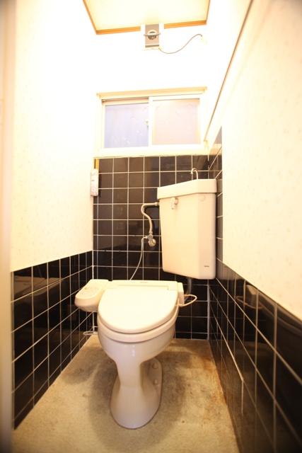 Toilet. Local (11 May 2013) Shooting