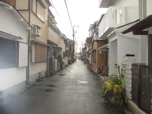 Local photos, including front road. Balcony is wide