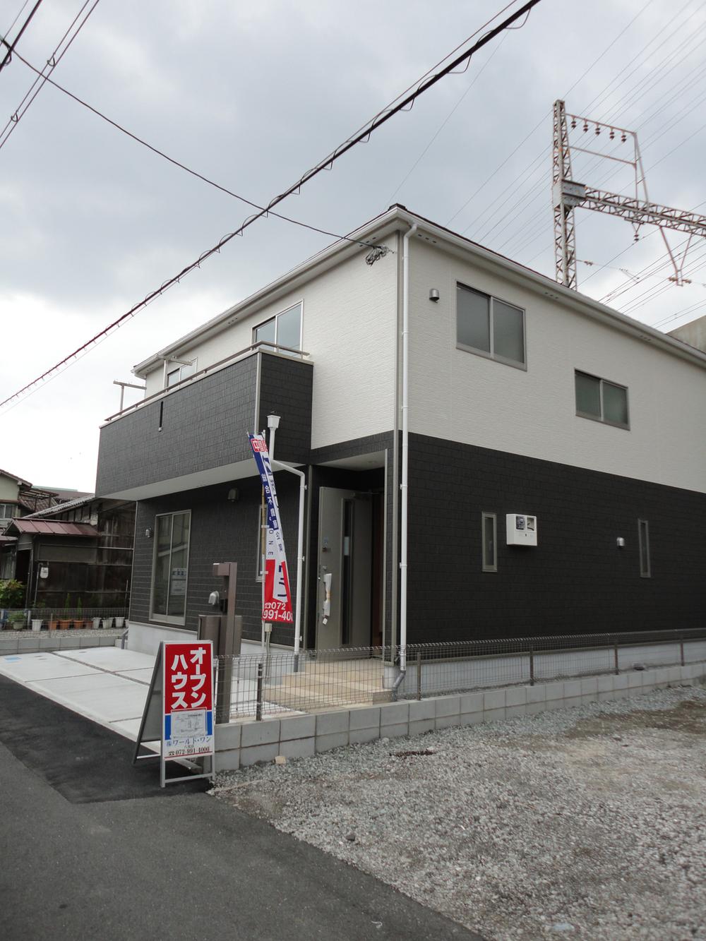 Local photos, including front road. Example of construction